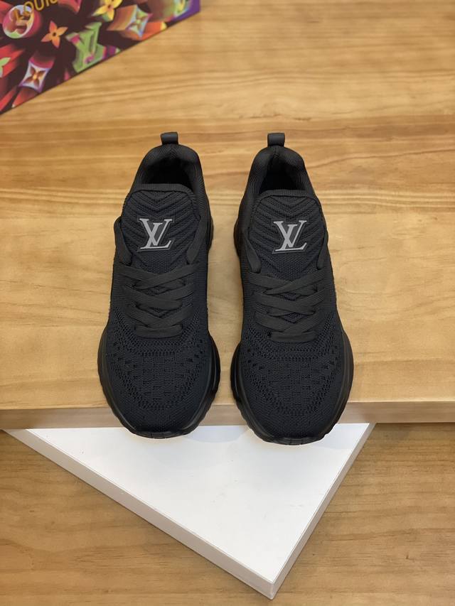 售 价: 商品商标：Lv* 路易威登* 低帮运动鞋 正码码数: 38-44 可订做45.46. 商品材料：鞋面进口透气飞织，透气内里，原版生胶半透明组合大底。